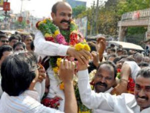 ఎమ్మెల్సీకి జగన్ వర్గం నేత ఎస్వీ రిజైన్ ఎమ్మెల్సీకి జగన్ వర్గం నేత ఎస్వీ రిజైన్