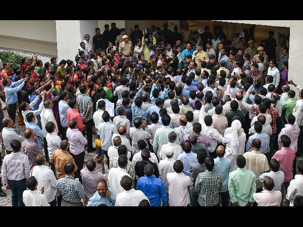 ఉద్యోగులు కష్టపడుతున్నారు