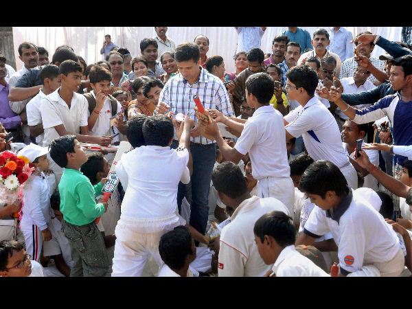 చిన్నారులతో రాహుల్ ద్రవిడ్