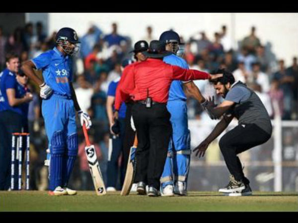 BCCI video of a fan touching Dhoni's feet BCCI video of a fan touching Dhoni's feet