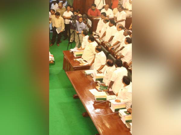 శశికళను దెబ్బ కొట్టడానికి ఇదే మంచి సమయం