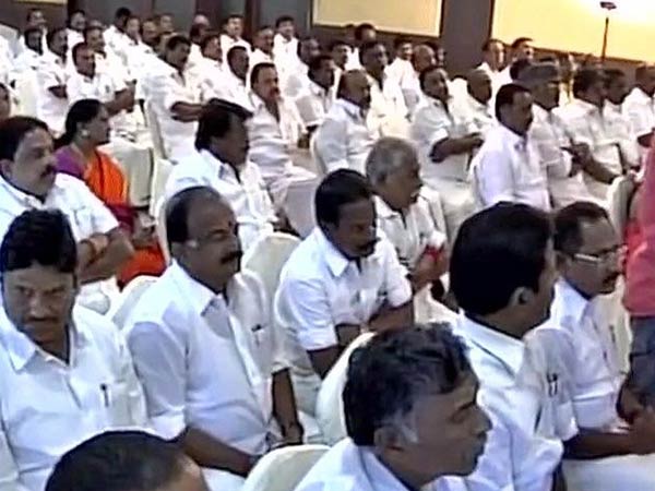 మరికొందరిని లాక్కుంటే..