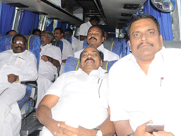 ఎమ్మెల్యేలను కాపాడుకునేందుకు పళని ప్రయత్నం