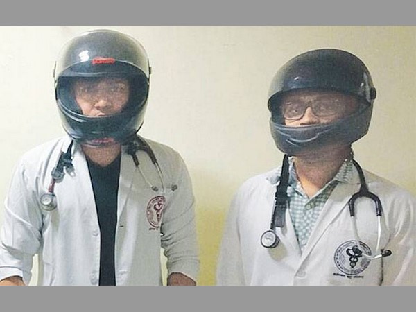 హెల్మెట్లతో ఎయిమ్స్లో వైద్యుల విధులు
