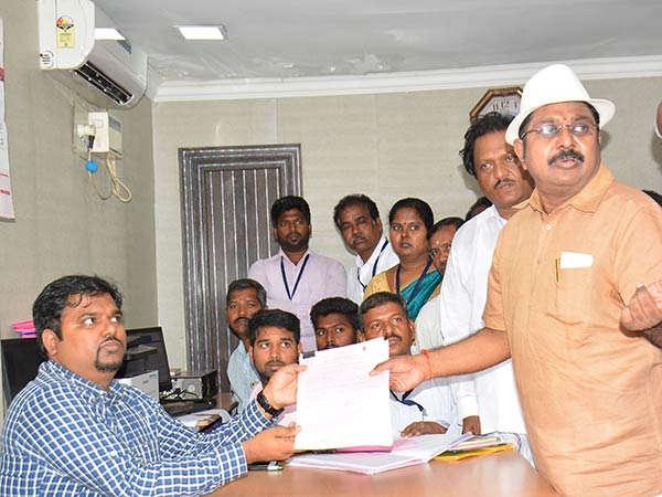 Dinakaran's hat symbol is not getting good response in the RK Nagar. Dinakaran's hat symbol is not getting good response in the RK Nagar.