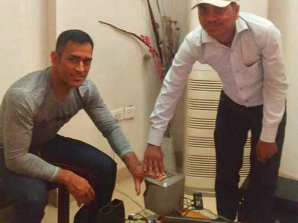 Dhoni's Aadhaar details leaked, Wife Sakshi Complains to Ravi Shankar Prasad Dhoni's Aadhaar details leaked, Wife Sakshi Complains to Ravi Shankar Prasad