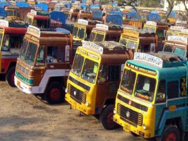 Indefinite strike: lorries to stay off roads Indefinite strike: lorries to stay off roads