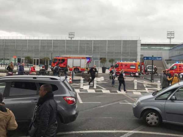 Orly airport: Man killed after taking soldier's gun Orly airport: Man killed after taking soldier's gun