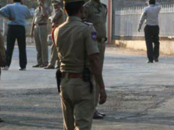 Helmet lesson for cops, Youths force errant constable's boss to extract fine Helmet lesson for cops, Youths force errant constable's boss to extract fine