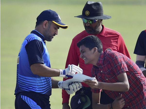 Must-see pic: MS Dhoni signs autograph for a crazy fan while batting Must-see pic: MS Dhoni signs autograph for a crazy fan while batting