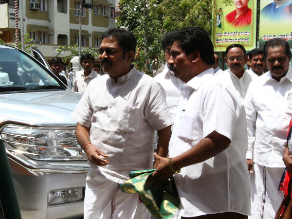 దినకరన్పై కేసు ఎఫెక్ట్