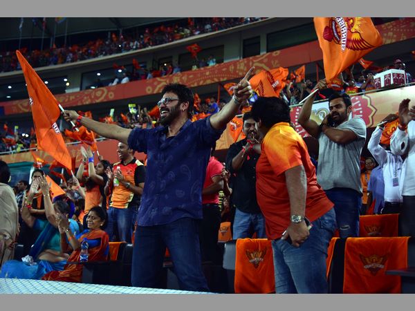 సన్రైజర్స్ 20 ఓవర్లలో 6 వికెట్లకు 159 పరుగులు