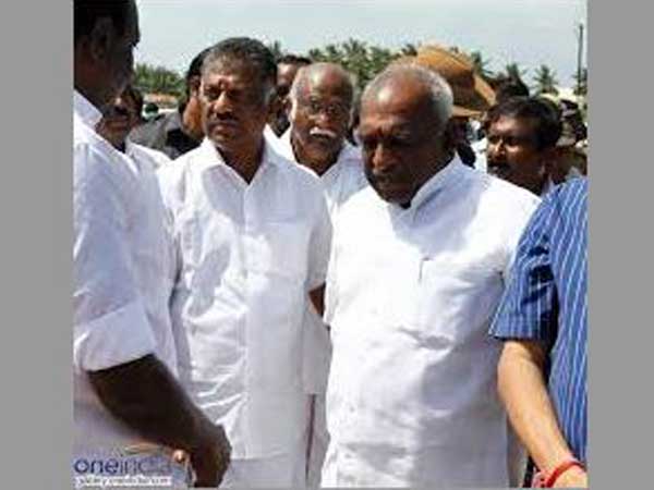 పట్టుబిగిస్తున్న పన్నీర్ సెల్వం