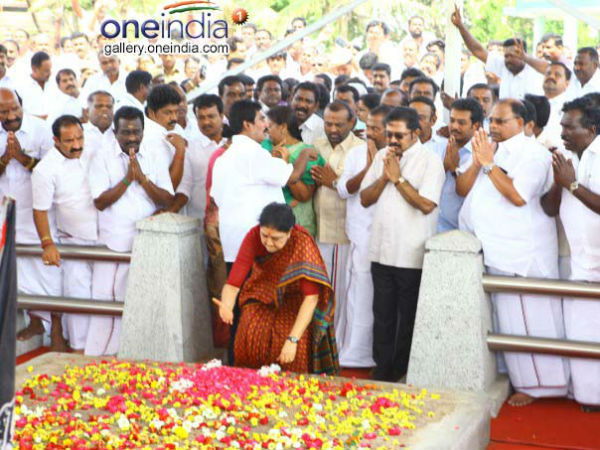 పోయెస్ గార్డెన్ ఉద్యోగులు