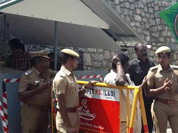 దినకరన్ ఫ్యామిలీ ఔట్ !