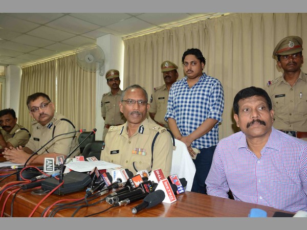 ఆ ముగ్గురు వ్యక్తులు ఎవరు?