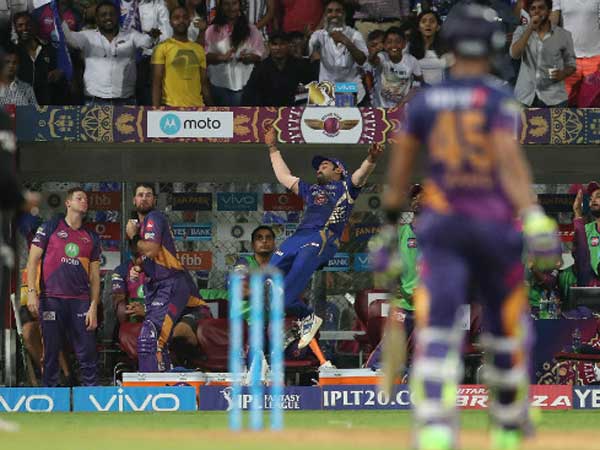 ఆఖరి బంతిని సిక్స్గా మలచిన ధోని