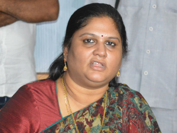 లోపలికెళ్తే కదా లాజిక్..