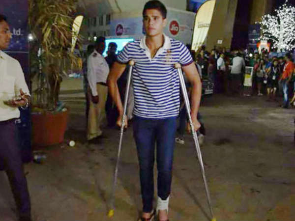 Arjun Tendulkar tries to conceal his identity at Justin Bieber's concert Arjun Tendulkar tries to conceal his identity at Justin Bieber's concert