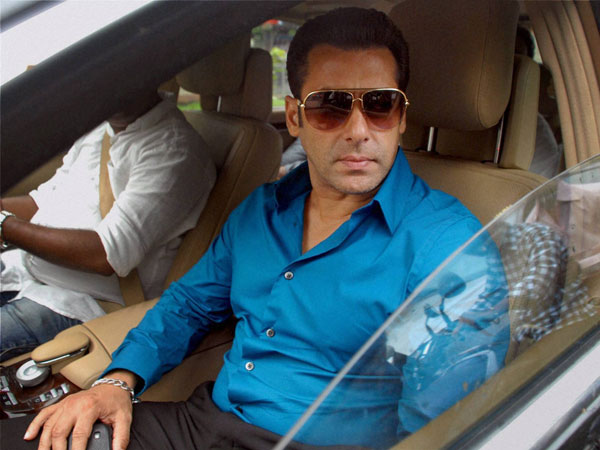 Salman Khan Bats For Peace With Pakistan, Says Warmongers Should be Sent to Border Salman Khan Bats For Peace With Pakistan, Says Warmongers Should be Sent to Border