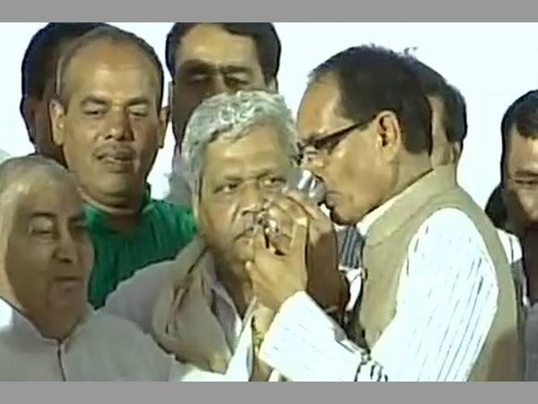 రుణ మాఫీ, గిట్టుబాటు ధరలు కావాలన్న రైతులు