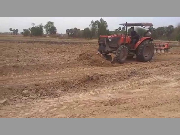 ఎరువులు, విత్తనాల కోసం రైతు సతమతం