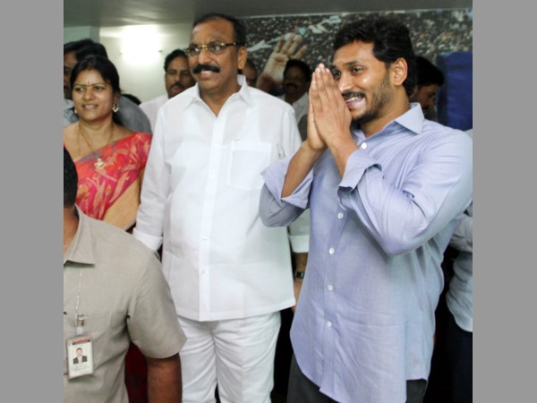 జగన్ కోసం వేచి చూశారు..