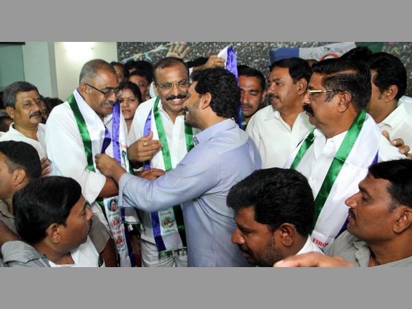 జగన్తో కలిసి భోజనం