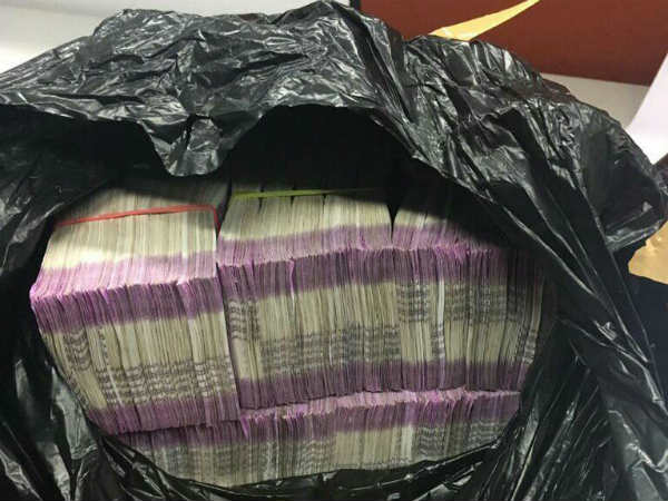 I-T raids on ex-Nagaland cop yield Rs 400 crore I-T raids on ex-Nagaland cop yield Rs 400 crore