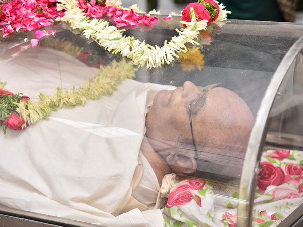 governor narasimhan emotional at narayanareddy dead body governor narasimhan emotional at narayanareddy dead body