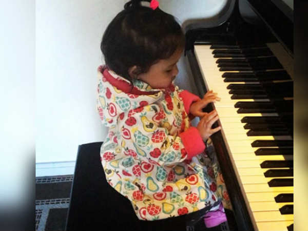 Watch MS Dhoni's daughter Ziva playing piano Watch MS Dhoni's daughter Ziva playing piano
