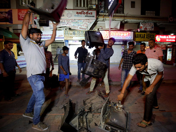 ICC Champions Trophy: Indian fans rage after Pakistan defeat India in final ICC Champions Trophy: Indian fans rage after Pakistan defeat India in final