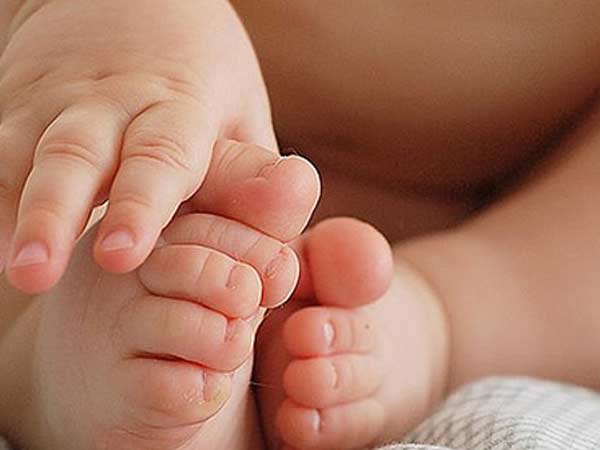 Mumbai: Heartless mother leaves newborn girl to die in public toilet Mumbai: Heartless mother leaves newborn girl to die in public toilet