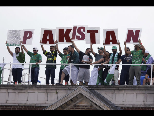 Champions Trophy 2017: Angry Mohammed Shami reacts to Pakistani fan's 'baap kaun hai' provocations Champions Trophy 2017: Angry Mohammed Shami reacts to Pakistani fan's 'baap kaun hai' provocations