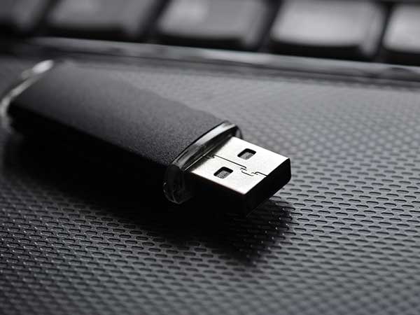 2 held for bid to pass on pen drive to jailed Maoists 2 held for bid to pass on pen drive to jailed Maoists