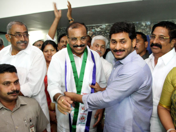 Former minister Silpa Mohan reddy joins in Ysrcp Former minister Silpa Mohan reddy joins in Ysrcp