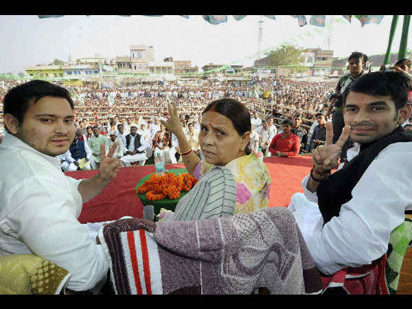 rabri-devi-with-sons rabri-devi-with-sons