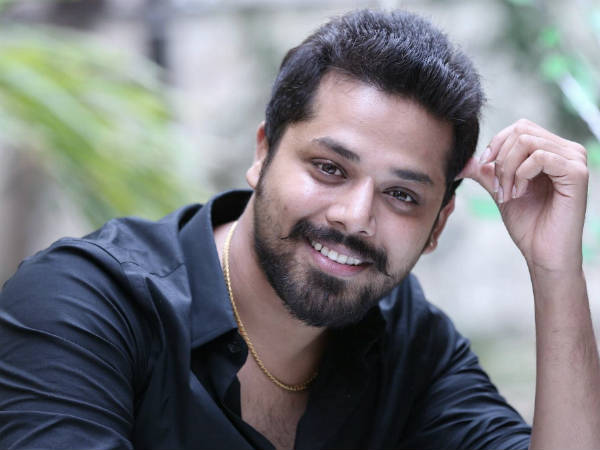 ఎక్సైజ్ కార్యాలయానికి స్వయంగా...