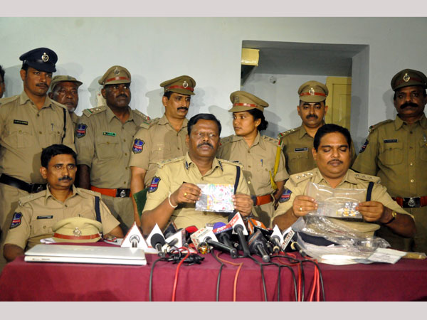 నోట్ల రద్దుతో ఉద్యోగం పోయి: