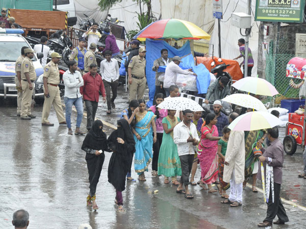 హుస్సేన్ సాగర్ లో పెరిగిన నీటిమట్టం: