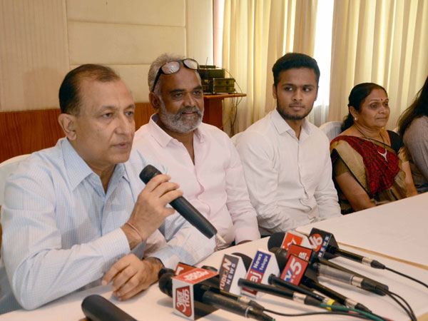 మురికివాడలో బస.. సాధువు, రిక్షావాలాతో జీవనం..
