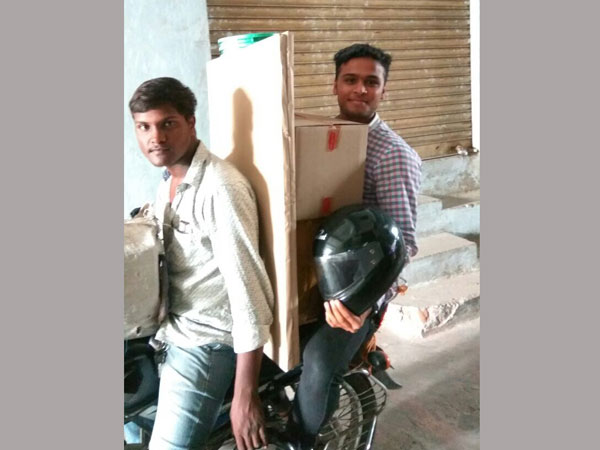 అక్కడే టిఫిన్లు, భోజనం.. కంటతడి..
