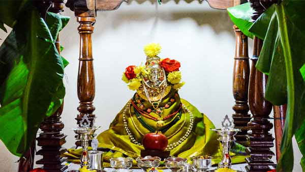 భక్తులతో పోటెత్తిన ఆలయాలు ... ఘనంగా వరలక్ష్మీ వ్రతాలు