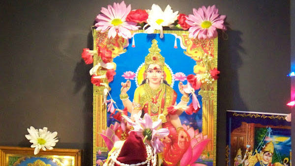 అమ్మవారిని దర్శించుకోటానికి దేవాలయాల ముందు బారులు తీరిన మహిళలు