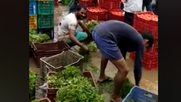 వరంగల్ కూరగాయల మార్కెట్ లో అపరిశుభ్ర పరిసరాలలో మురుగునీటి మధ్యే కూరగాయల విక్రయం
