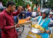 370 రద్దు: స్వీట్లు పంచి సంబరాలు జరుపుకున్న బీజేపీ