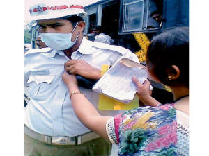 Woman attacks traffic cop for parking penalty Woman attacks traffic cop for parking penalty