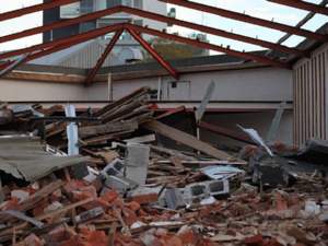 Rescuers dig for survivors after quakes kill 250 in Iran Rescuers dig for survivors after quakes kill 250 in Iran