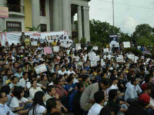 NE students prepare to leave Karnataka, PM speaks to CM NE students prepare to leave Karnataka, PM speaks to CM