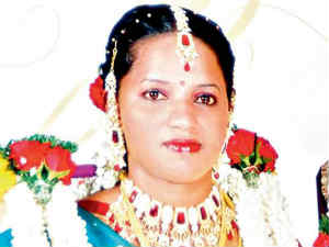 Cops hunt for woman who married 50 ment Cops hunt for woman who married 50 ment